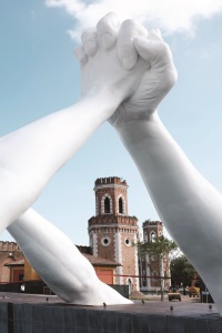 洛伦索·奎恩(Lorenzo Quinn)于威尼斯双年展上展示大型雕塑作品《Building Bridges》 以传达世界团结和平讯息