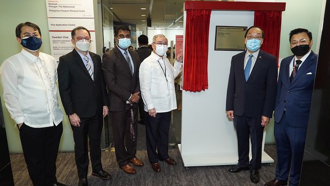 Hon. Teodoro L. Locsin Jr., Secretary of Foreign Affairs of the Republic of the Philippines (fourth from left), with H.E. Mr. Joseph del Mar Yap, Ambassador of the Republic of the Philippines to Singapore (second from right), Mr. Nathaniel G. Imperial, Assistance Secretary- ASPAC (first from left) and Mr. Brigido J. Dulay, Foreign Affairs Undersecretary for Civilian Security and Consular Affairs (second from left), at the unveiling of the plaque of the Philippine ePassport Renewal Centre in Singapore.