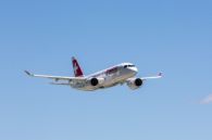 BombardierとSWISSがCS100航空機の就航へ向けて前進