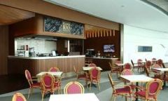 スカイ100香港展望台に、ザ・リッツ・カールトンホテル香港との提携カフェ「Cafe 100 by The Ritz-Carlton, Hong Kong」がオープン