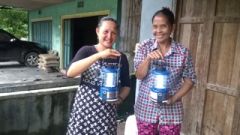Rimba Raya donates solar lanterns to illuminate villages in Seruyan Regency, C Kalimantan